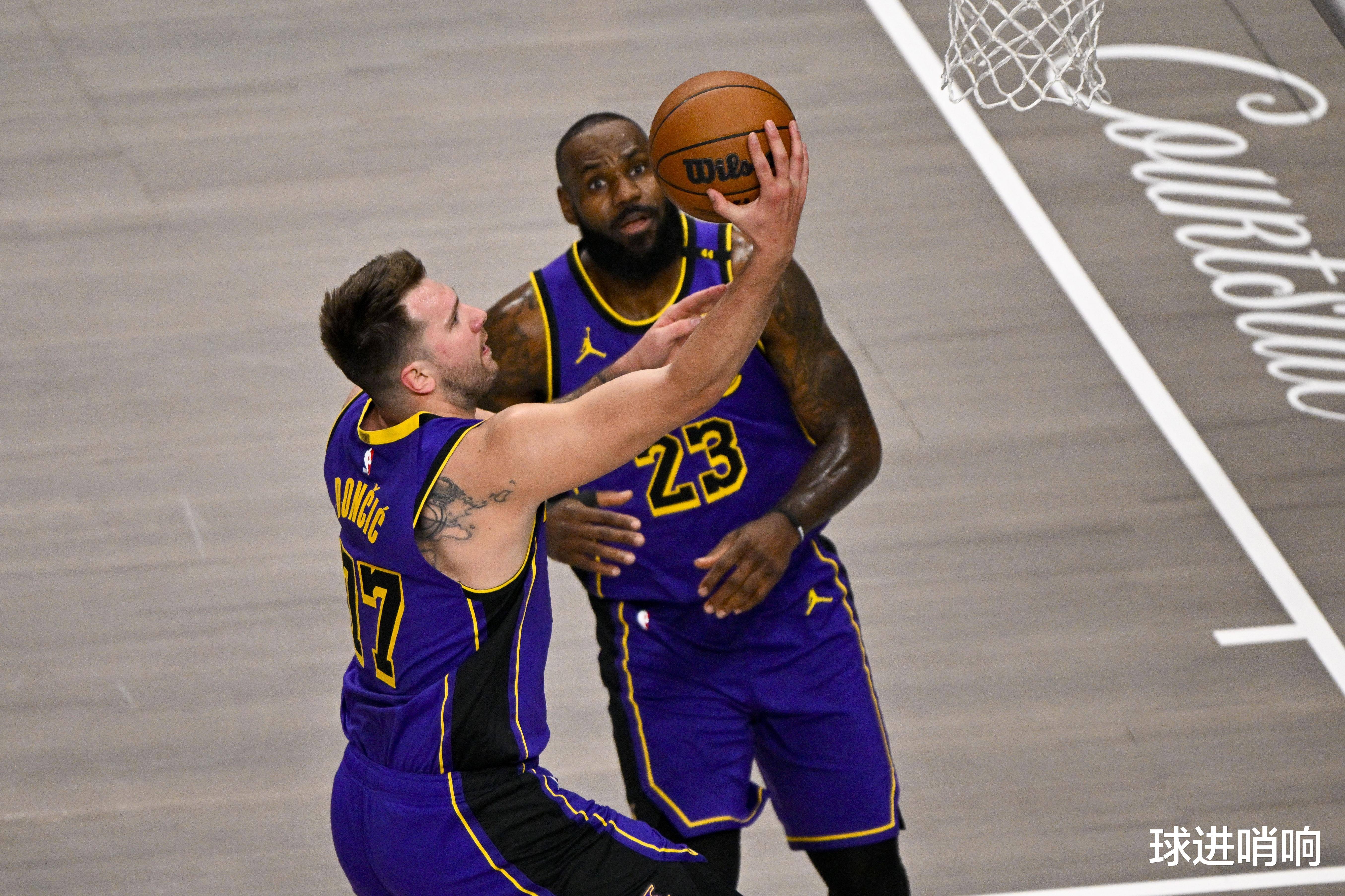 詹姆斯助攻创造新纪录，迎来生涯新高峰()