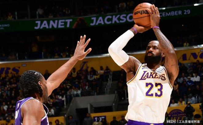 詹姆斯助攻创造新纪录，迎来生涯新高峰()