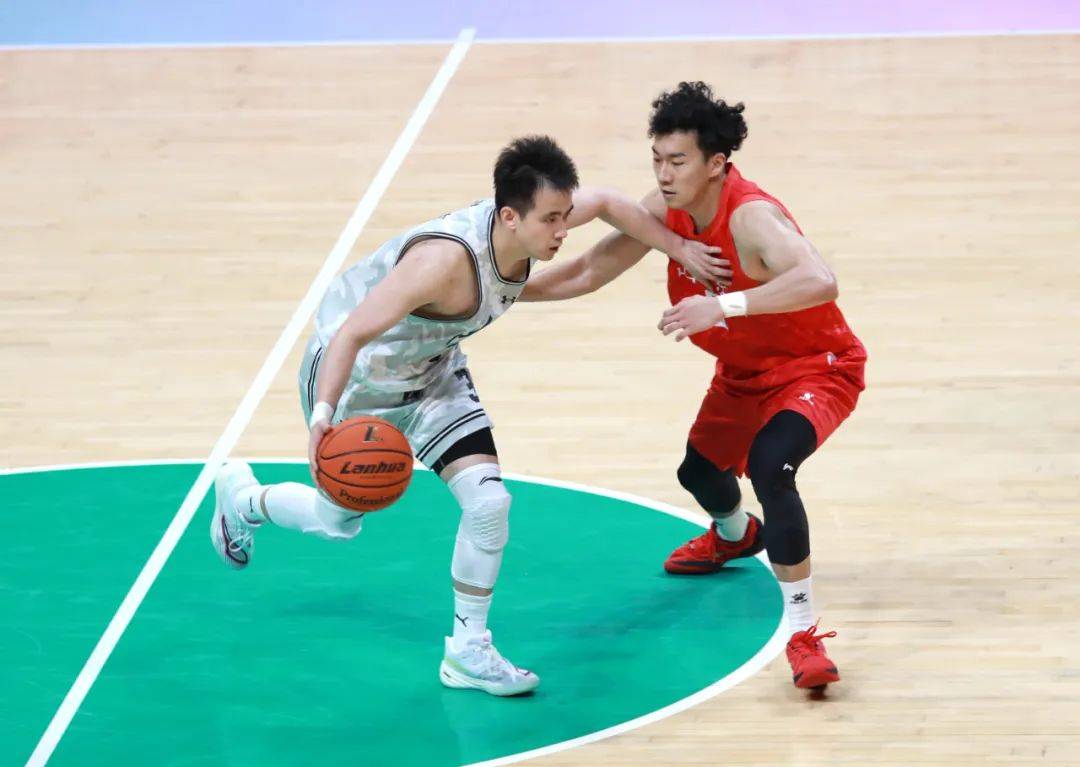 山东男篮展现团队力量，击败江苏队()